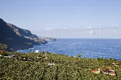 Paisaje con colinas verdes y vista al mar desde el mirador en Los Realejos.
