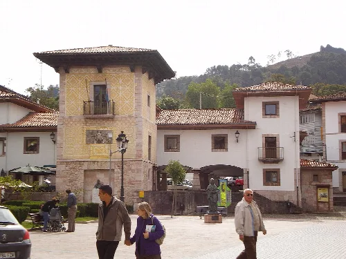 Edificio histórico con torre y escudo en Cangas de Onís, Asturias.