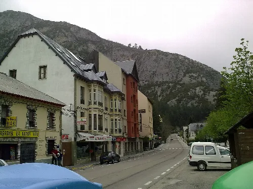 Straßenansicht von Canfranc mit Gebäuden und Bergen.