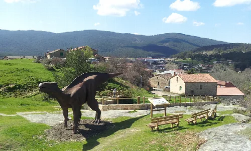 Réplica de dinosaurio colocada junto a la mesa interpretativa del yacimiento de El Frontal en Regumiel de la Sierra (Burgos). Proyecto realizado por Paleoymás, en 2013, para la consolidación, protección y puesta en valor de los yacimientos de icnitas de la zona.