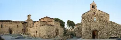 Conjunto de iglesias antiguas en Terrassa, con muros de piedra y campanario.