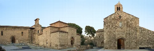 Alte Kirchen in Terrassa mit Steinmauern und Glockenturm.