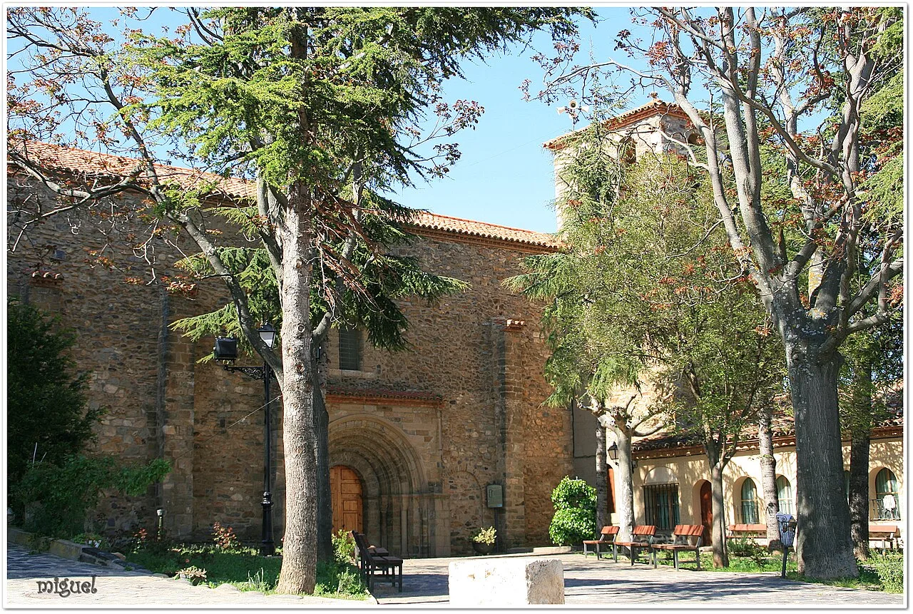 Gothische Kirche mit romanischem Portal in Añón de Moncayo.