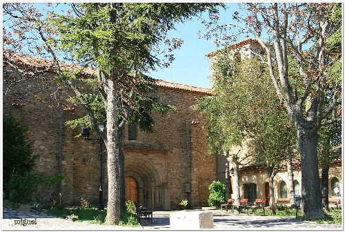 Iglesia gótica con portada románica en Añón de Moncayo.