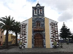 Fassade der Kirche von Barlovento mit Glockenturm und Holztüren.