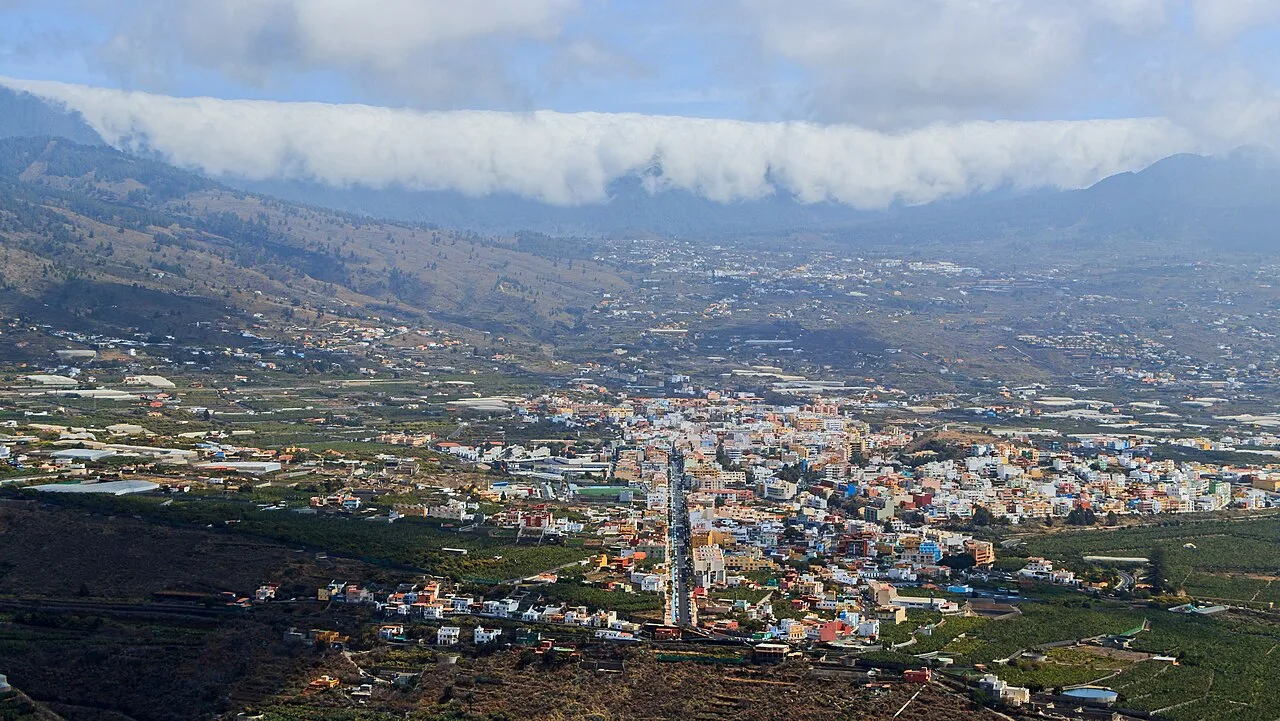 Vista panorámica de Los Llanos de Aridane y la nube en Cumbre Nueva desde El Time.
