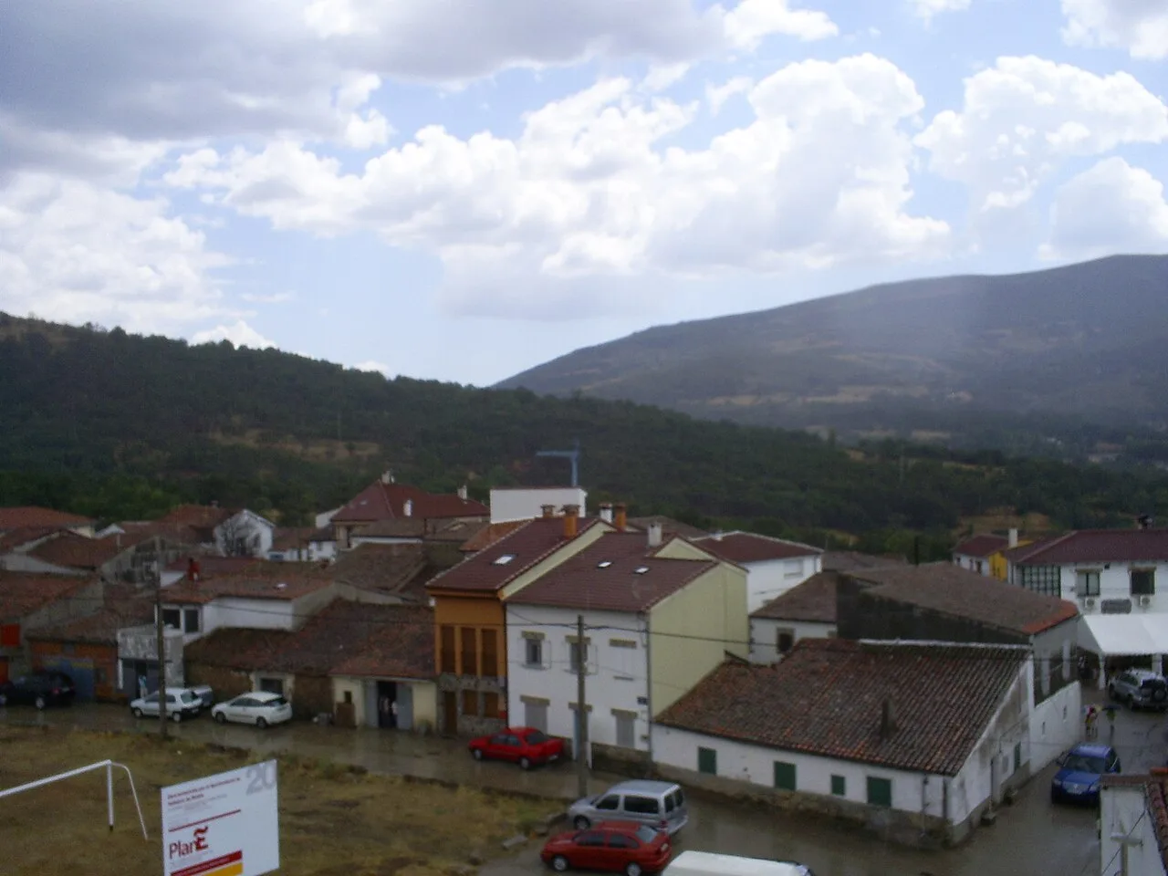 Houses and mountains in Vallejera de Riofrío.