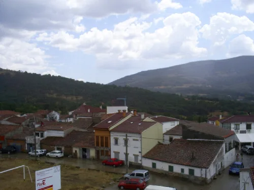 Houses and mountains in Vallejera de Riofrío.