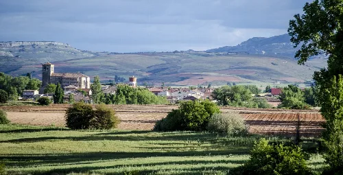 Panoramic view of Sotresgudo from the south with fields and mountains in the background.