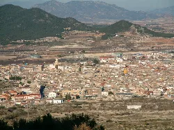 Vista de Bullas con casas y montañas en el fondo.