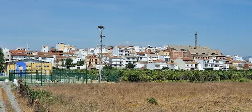 Vista de casas blancas y campos en San Martín del Tesorillo, Cádiz.