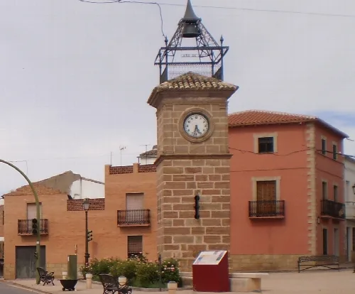Uhrturm in Arquillos mit Uhr und Metallkonstruktion oben.