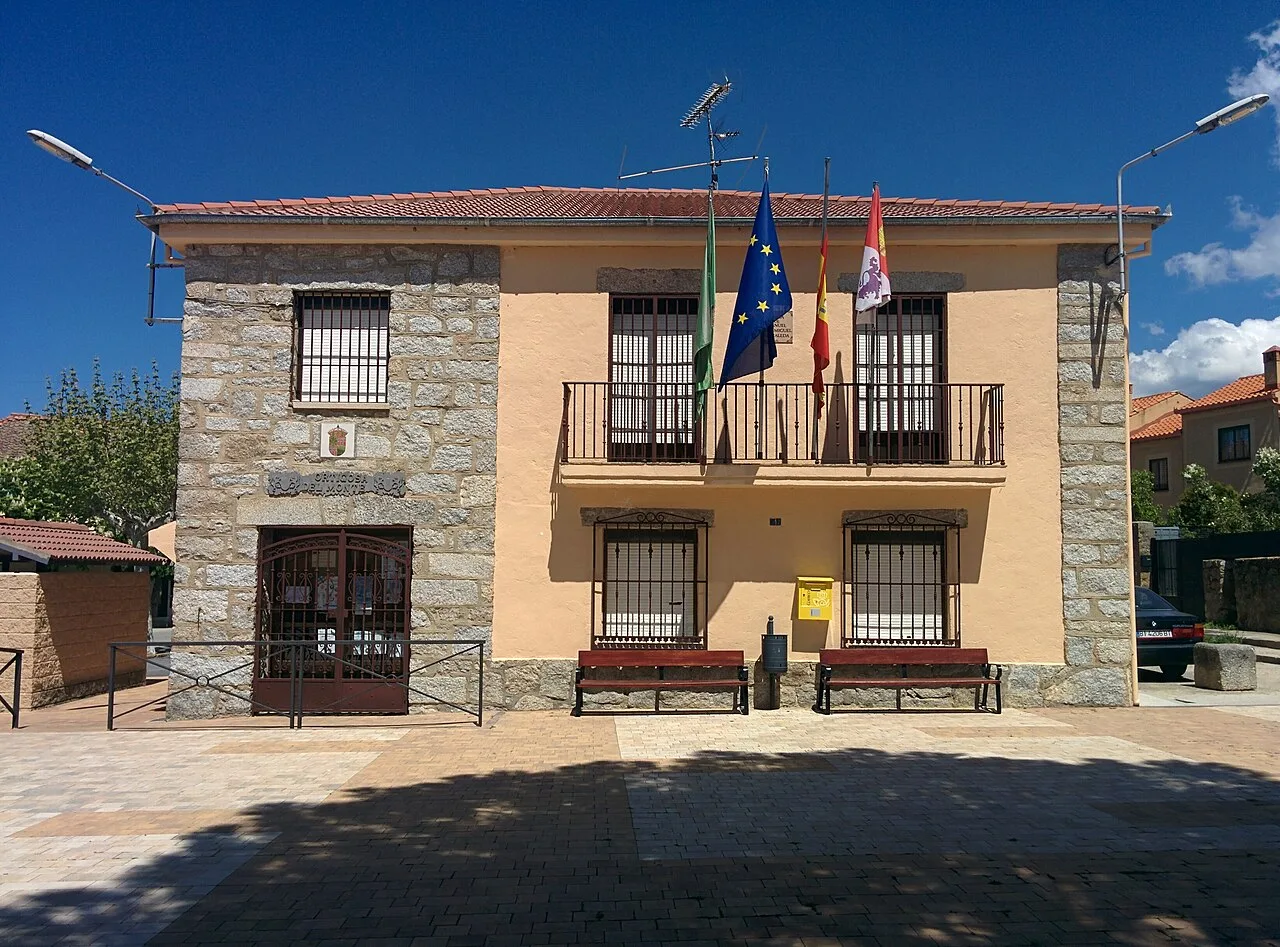 Casa consistorial de Ortigosa del Monte (Segovia, España).