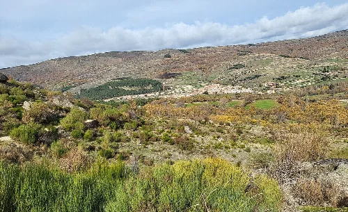 Panoramablick auf Hügel und Vegetation in Villatoro, Ávila.