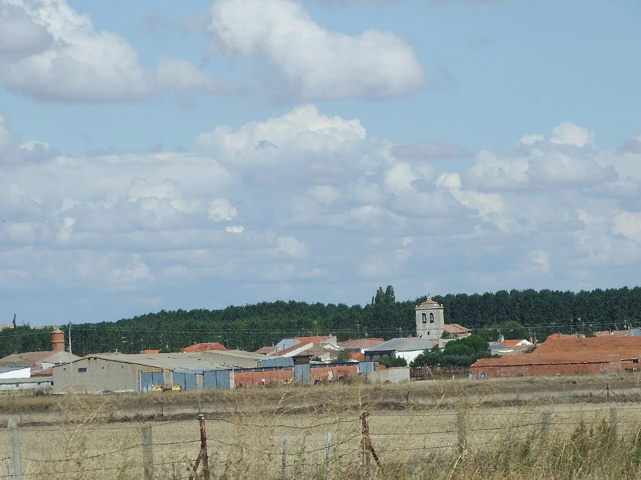 Paisaje rural con casas y un campanario en Nava de Sotrobal.