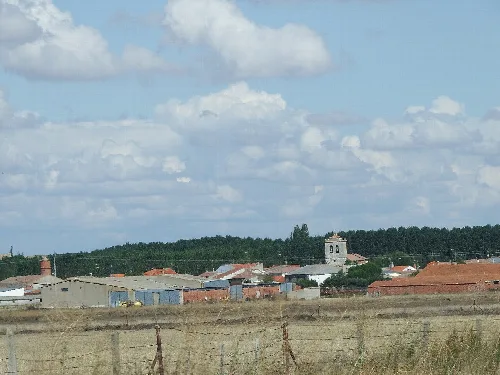 Ländliche Landschaft mit Häusern und Glockenturm in Nava de Sotrobal.