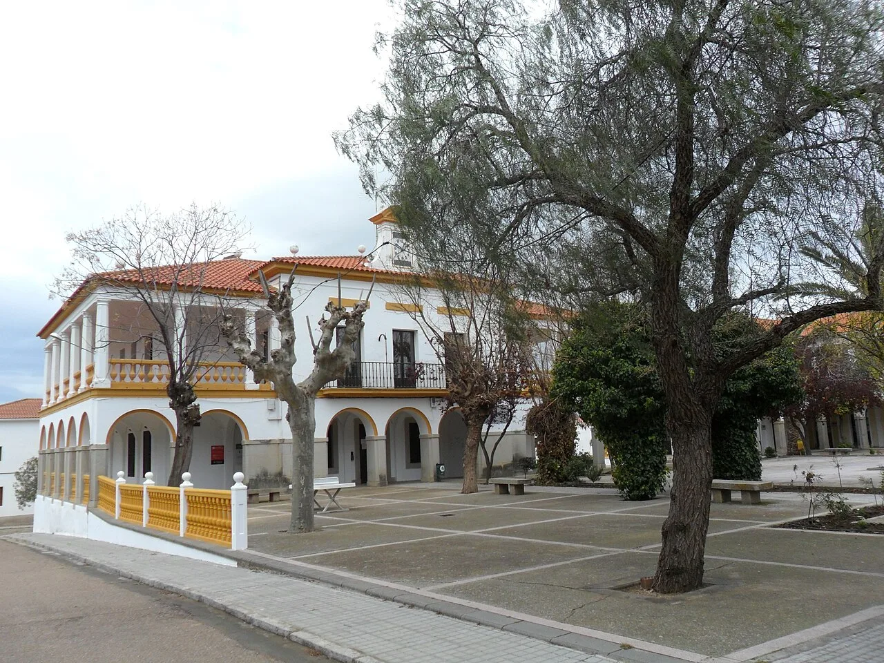 Rathausgebäude mit Bäumen auf dem Platz in Zarza Capilla.