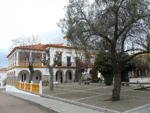 Rathausgebäude mit Bäumen auf dem Platz in Zarza Capilla.