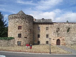 Castillo de piedra con torres y murallas en Villafranca del Bierzo.