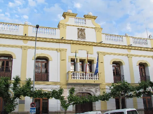 Rathaus mit gelber Fassade und weißen Details in Quintana de la Serena.