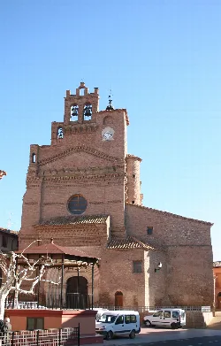 Backsteinturm mit Uhr und Glockenturm in Villarroya de la Sierra.