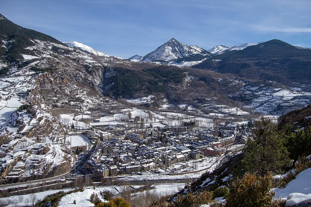 Vista de Benasque con montañas cubiertas de nieve en invierno.