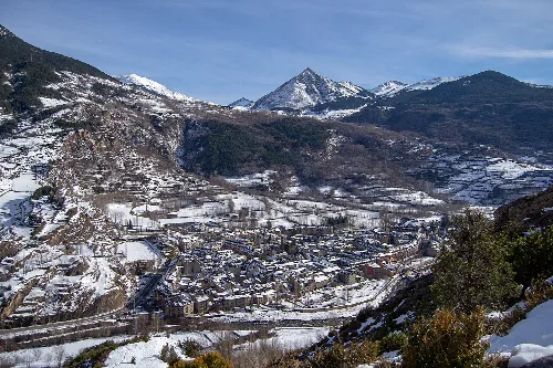 Blick auf Benasque mit schneebedeckten Bergen im Winter.