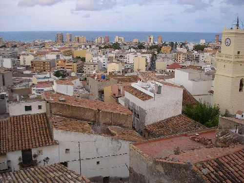 Rooftops and buildings in Oropesa del Mar with the sea in the background.