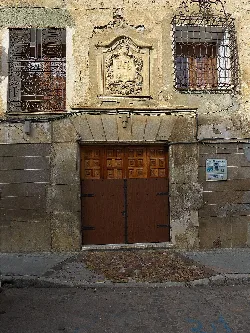 Fassade eines alten Hauses mit Schmiedearbeit und Wappen in Orihuela del Tremedal.