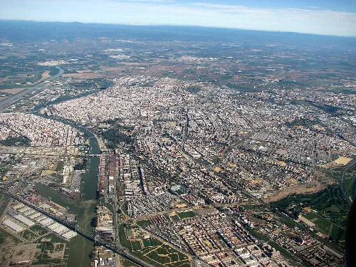 Luftaufnahme von Sevilla aus etwa 2000 Metern Höhe, Blick nach Norden.