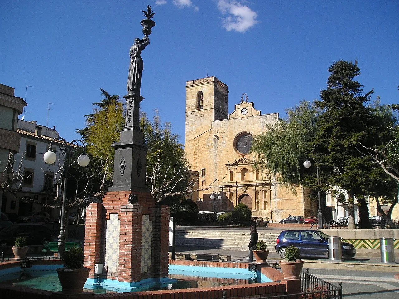 Square with fountain, statue, and church in Riudoms.