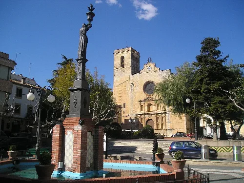 Platz mit Brunnen, Statue und Kirche in Riudoms.
