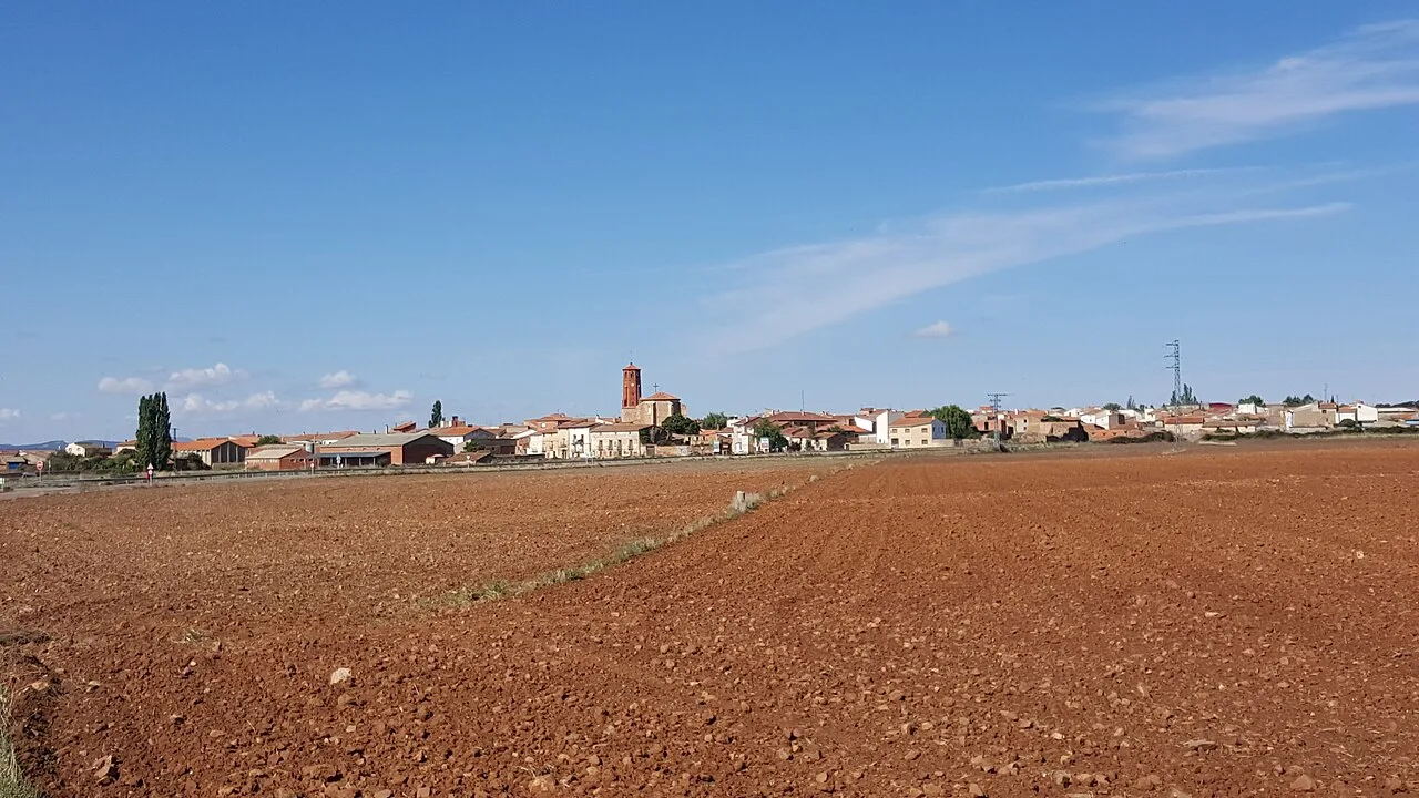 Paisaje rural con pueblo y campos de tierra en Zaragoza.