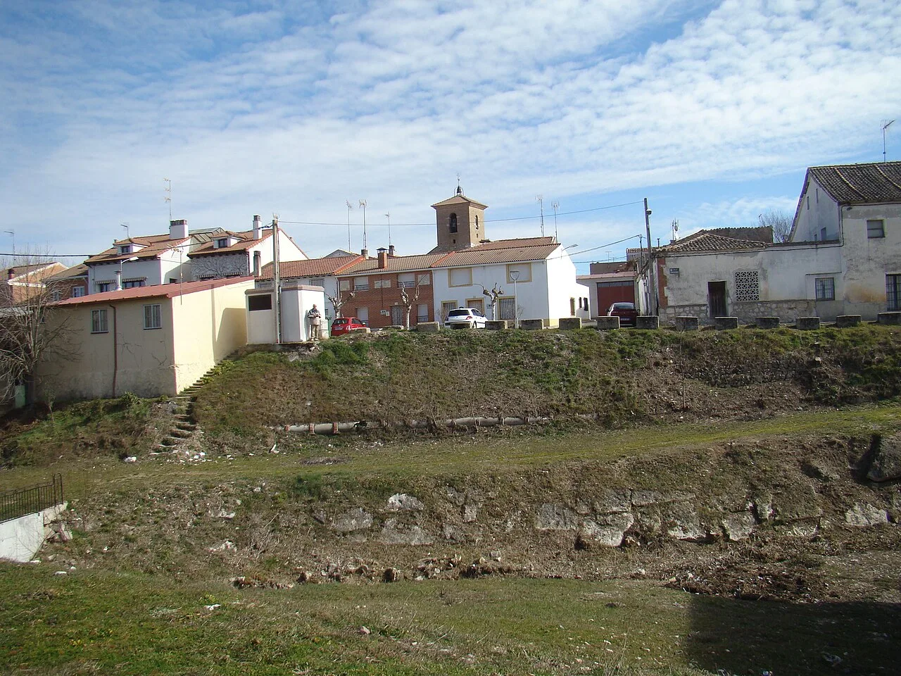 Vista de casas y el molino en Sardón de Duero, Valladolid.
