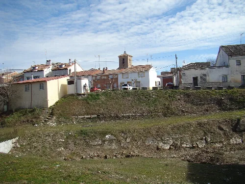 Vista de casas y el molino en Sardón de Duero, Valladolid.