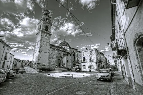 Hauptplatz mit Kirche und Uhrturm in Montaberner.