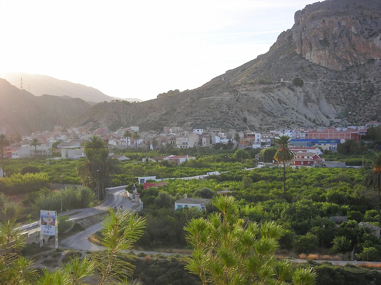 Paisaje de Ulea con montañas y vegetación.