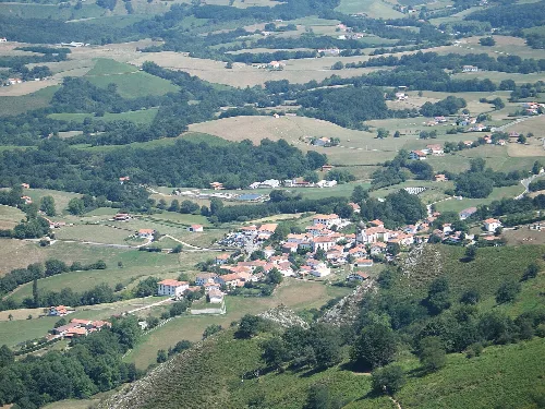 Vista aérea de Zugarramurdi con casas y campos verdes en Navarra.