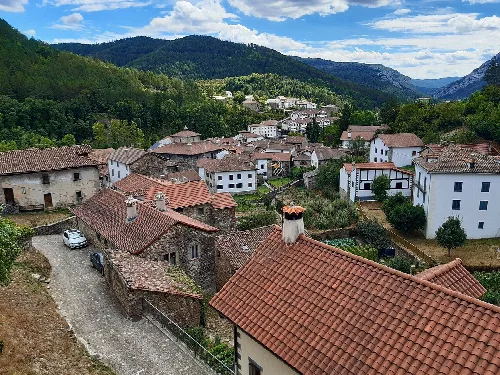 Häuser mit roten Ziegeldächern und enge Straßen in Erronkari, Navarra