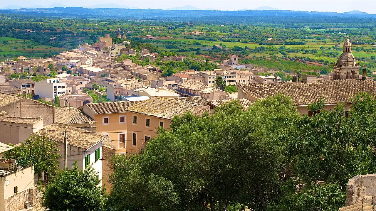 Panoramablick auf Santa Eugenia mit Häusern und Vegetation.