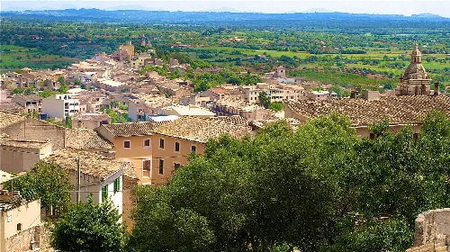 Panoramablick auf Santa Eugenia mit Häusern und Vegetation.