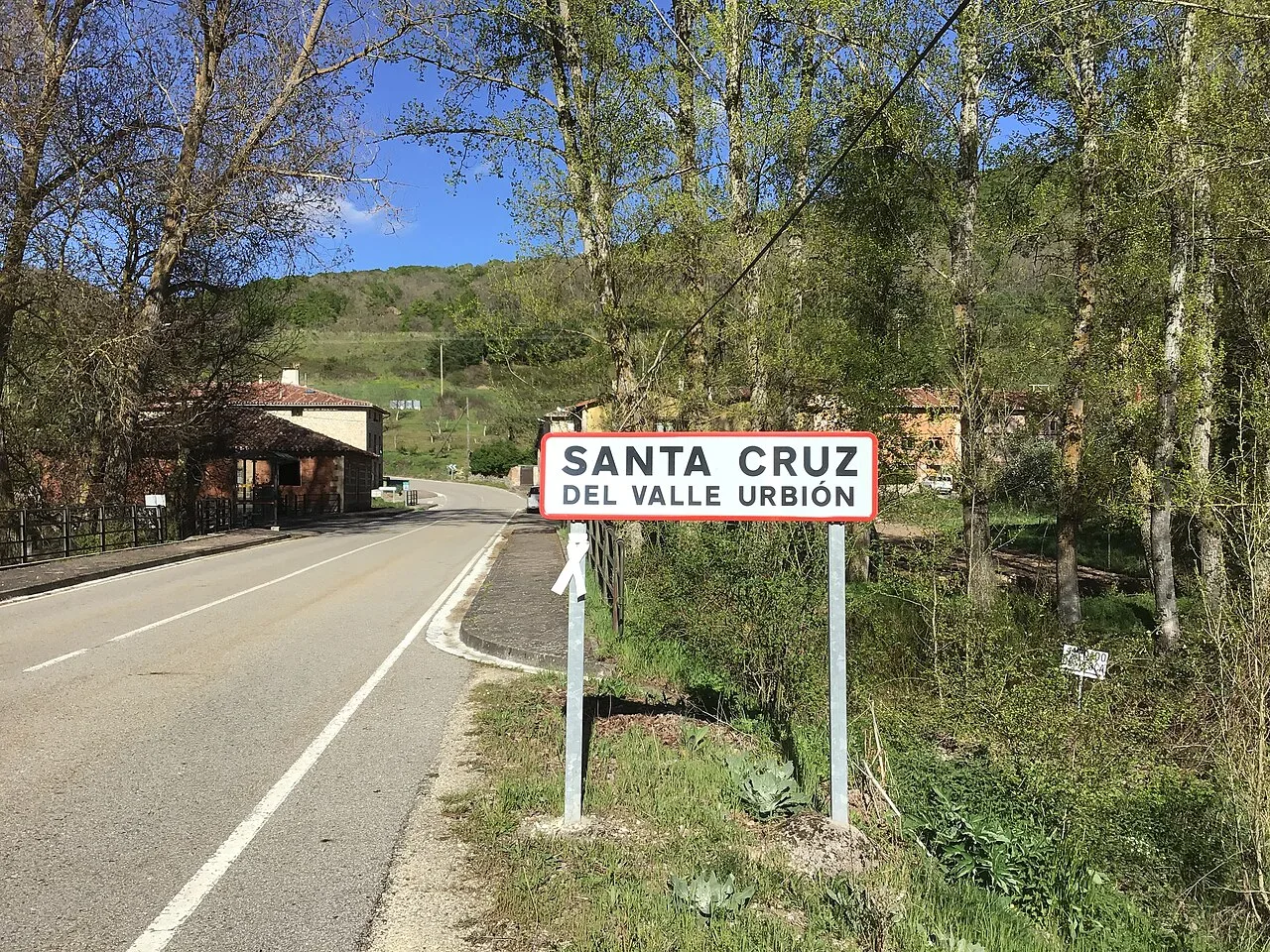 Cartel de entrada a Santa Cruz del Valle Urbión
