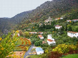 Dorf Salto de Aldeadávila in Salamanca mit weißen Häusern und Vegetation.