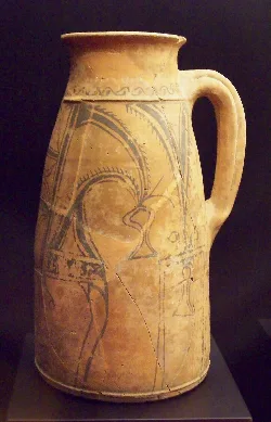 Jarra de cerámica celtíbera con figura de animal y decoraciones lineales.
