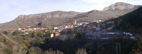 Panoramablick auf Anguiano in La Rioja mit Häusern und Bergen.