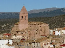 Iglesia de Nuestra Señora de la Asunción en Aranda de Moncayo, con campanario y tejado de tejas.