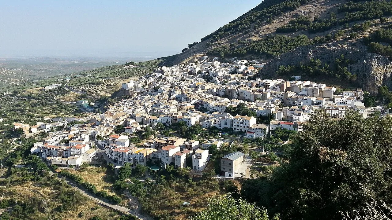 Vista panorámica del pueblo de Torres en Jaén con casas blancas en la ladera.