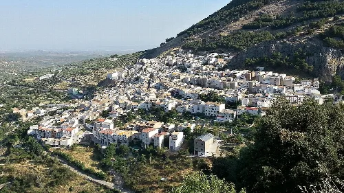 Panoramablick auf das Dorf Torres in Jaén mit weißen Häusern am Hang.
