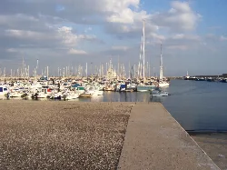 Hafen mit Booten und bewölktem Himmel in Rota, Cádiz.