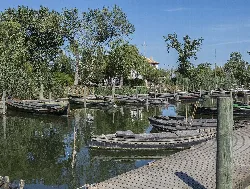 Puente de madera y barcos en el puerto de Catarroja, Valencia.